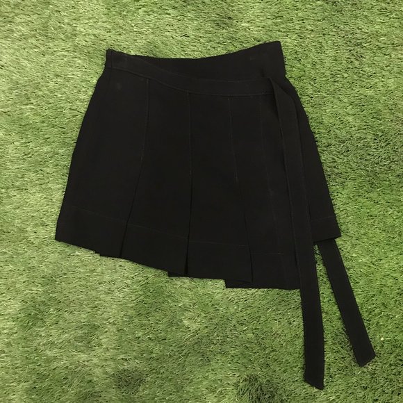 Cinq A Sept Black Mini-Skirt Screen-Worn 'Dare Me' - Picture 1 of 6